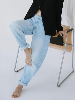 Barrel Jeans: So trägst du die trendige Jeans mit Stil